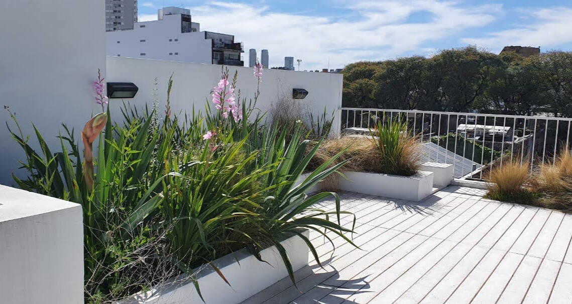 Colocación de deck cementicio drenante en techo verde accesible. (Palermo 2019)