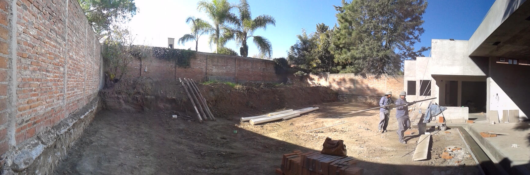 Antes. Jardín con mucha pendiente Jardin Los Naranjos. (Los Perales 2019)